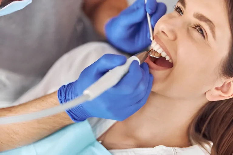 limpieza dental profesional en paciente