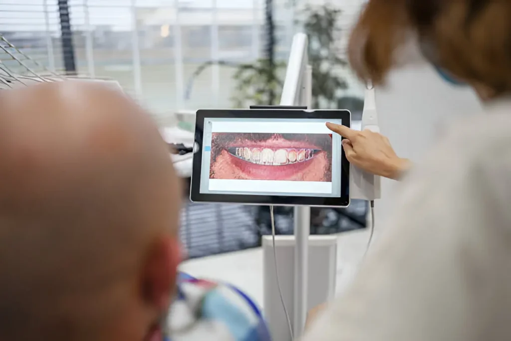 diseño de sonrisa, paciente revisando el resultado futuro