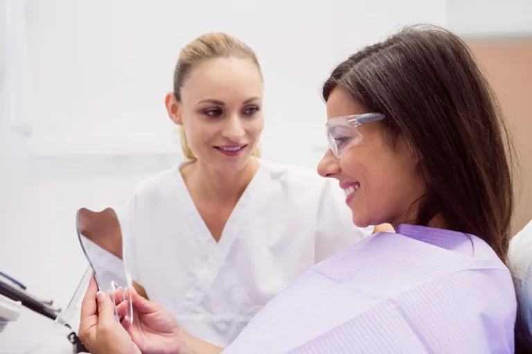 Dentista en Otavalo - paciente sonriendo en consulta de clínica dental