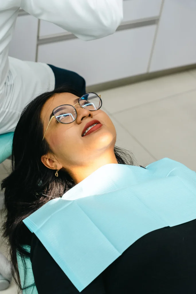 Dentista realizando procedimiento en consultorio de Otavalo, Imbabura