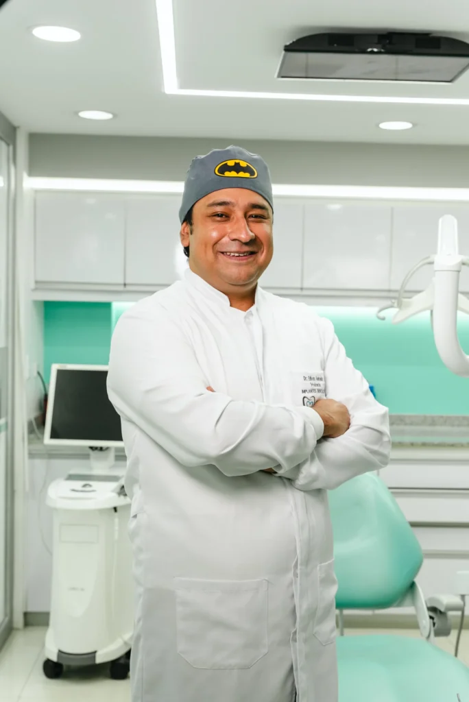 Dr. Edison Andrade, especialista en implantes dentales en Odontología Life Otavalo