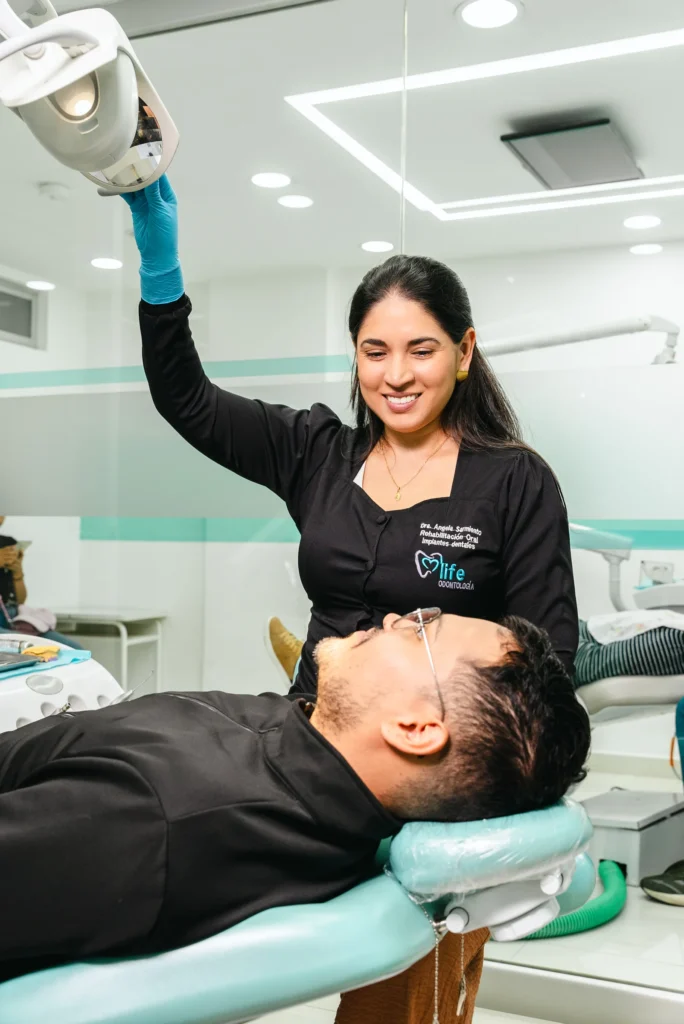 Dra. Angela Sarmiento, especialista en implantes dentales en Otavalo