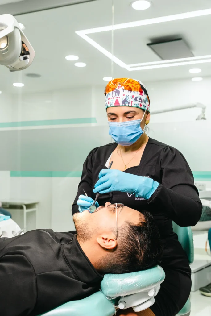 Limpieza dental en consultorio de Odontología Life Otavalo