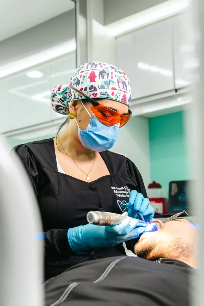 Odontólogo de Otavalo realizando procedimiento dental - Odontología Life