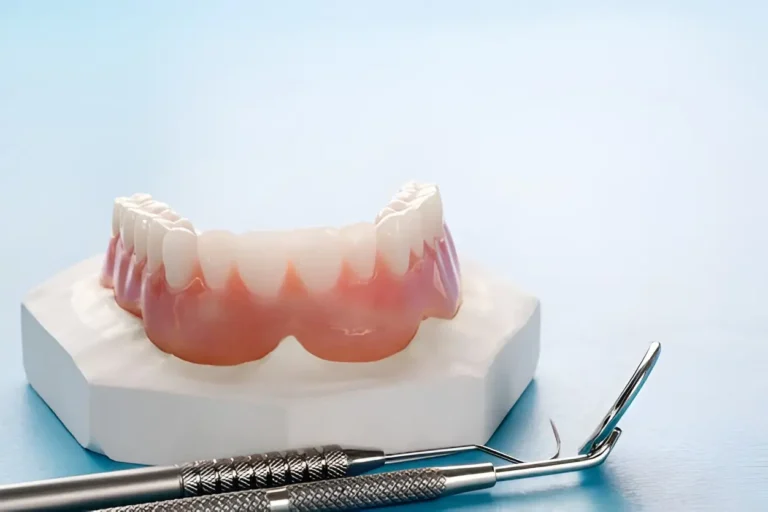Especialista colocando una prótesis dental fija en un paciente en Odontología Life
