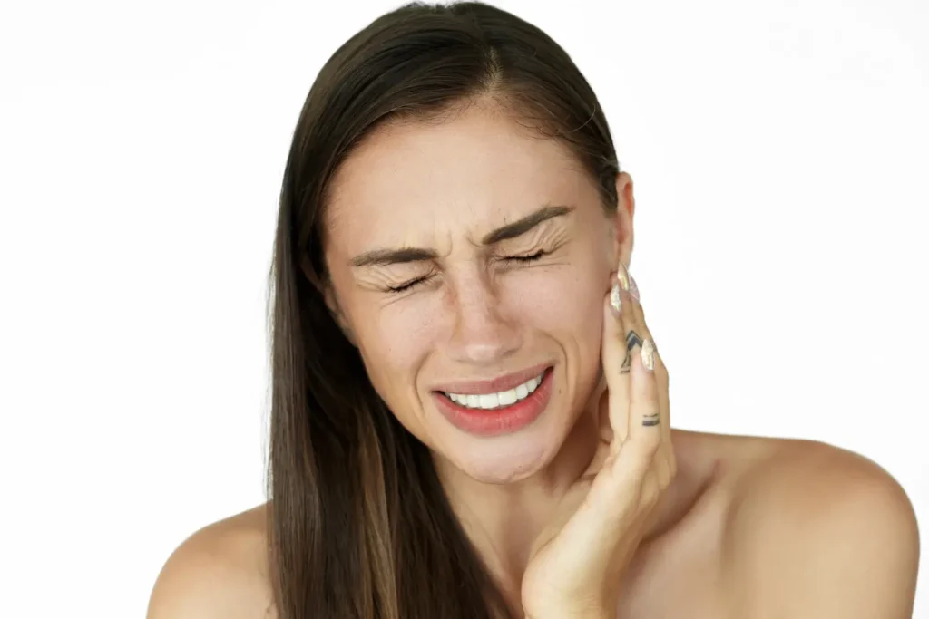 Dolor por bruxismo en mandíbula y músculos faciales