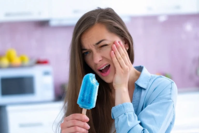 Sensibilidad dental al consumir alimentos fríos o calientes