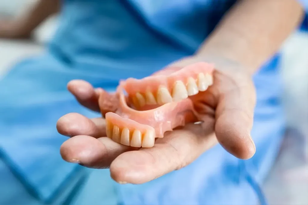 Ajustes de tratamiento de prótesis dental para mejorar comodidad y adaptación