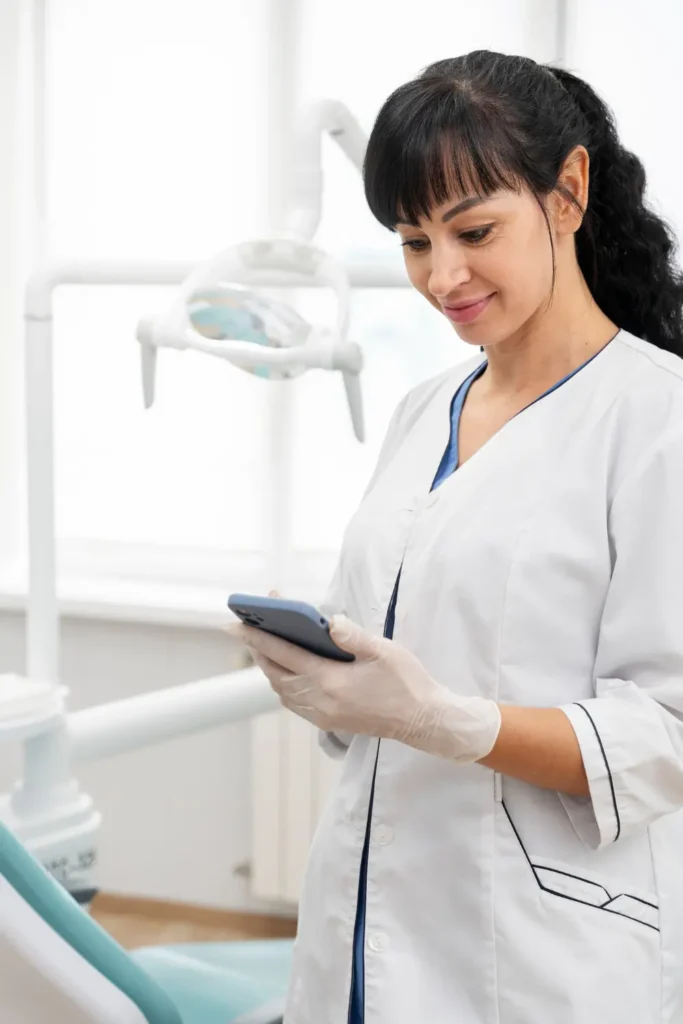 Atención y consulta dental por WhatsApp para resolver dudas desde casa.