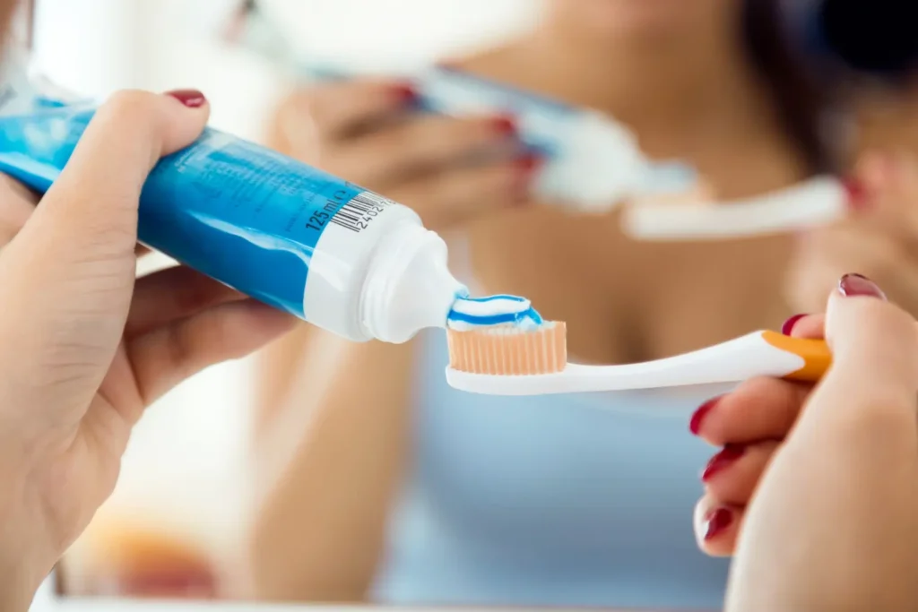 Pasta dental con flúor para prevenir caries y cuidar la salud bucal