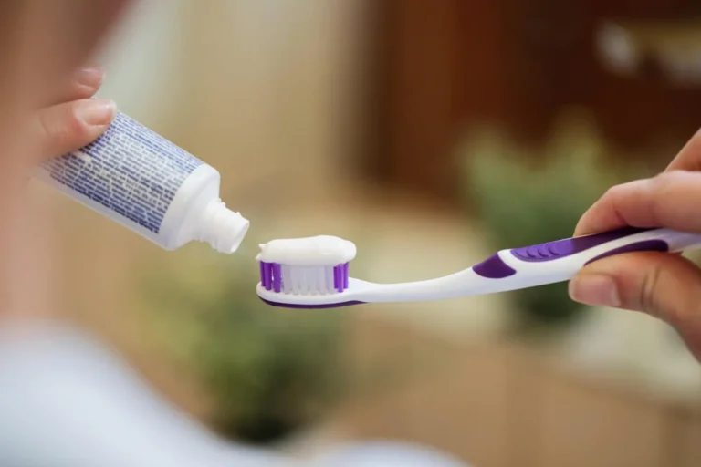 Pasta de higiene dental con agua sin fluor para cuidados bucales naturales.