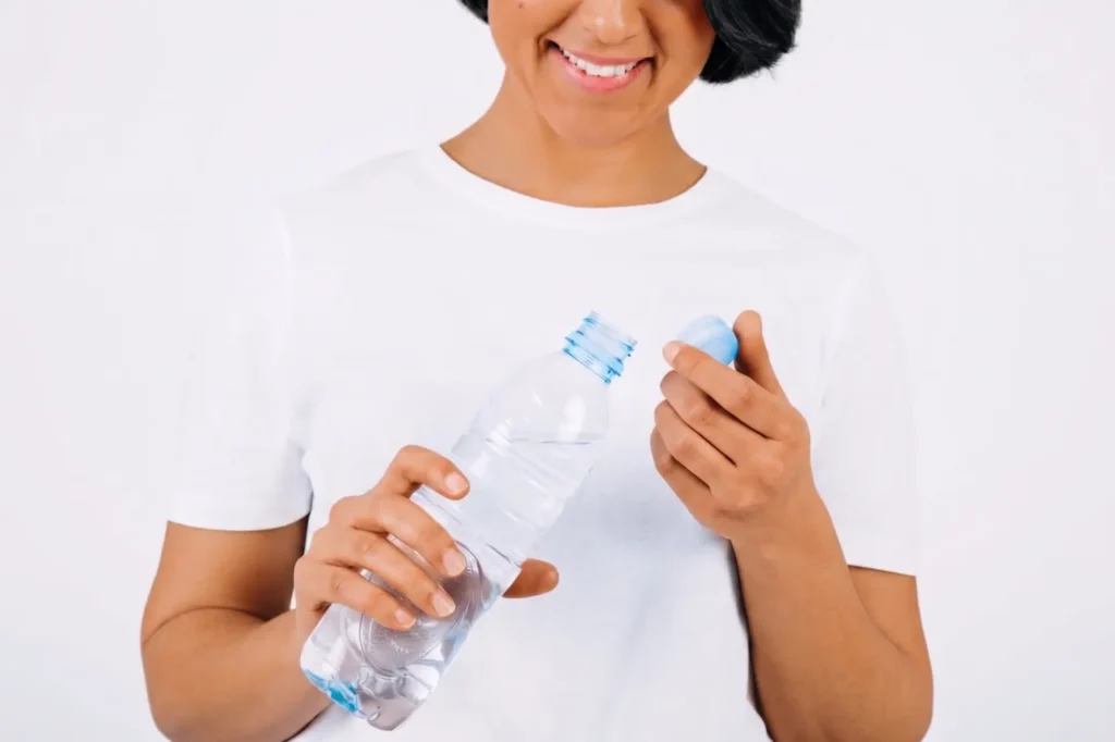 Beneficios de tomar agua para la salud dental y prevenir caries.