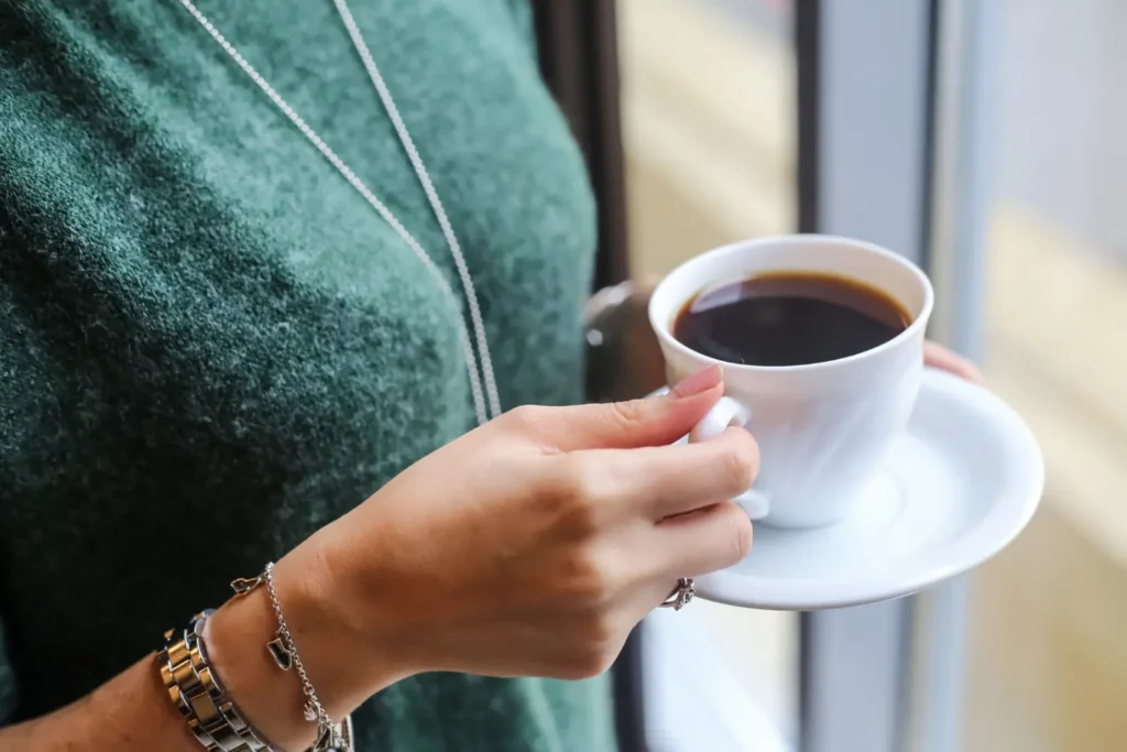 Tomar café y su efecto en los dientes y la salud bucal